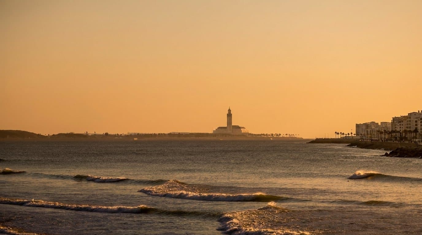 Le littoral de Casablanca à l’heure dorée, la mosquée Hassan II au loin